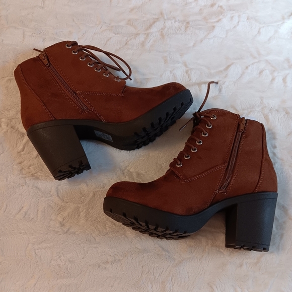 Soda Brown Faux- Suede Lug Sole Chunky Heel Ankle Bootie Lace up Side Zipper 8.5 - Picture 8 of 10